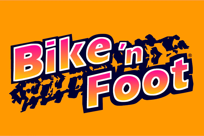 Tekst „Bike 'n Foot” z odciskami opon i butów na pomarańczowym tle.