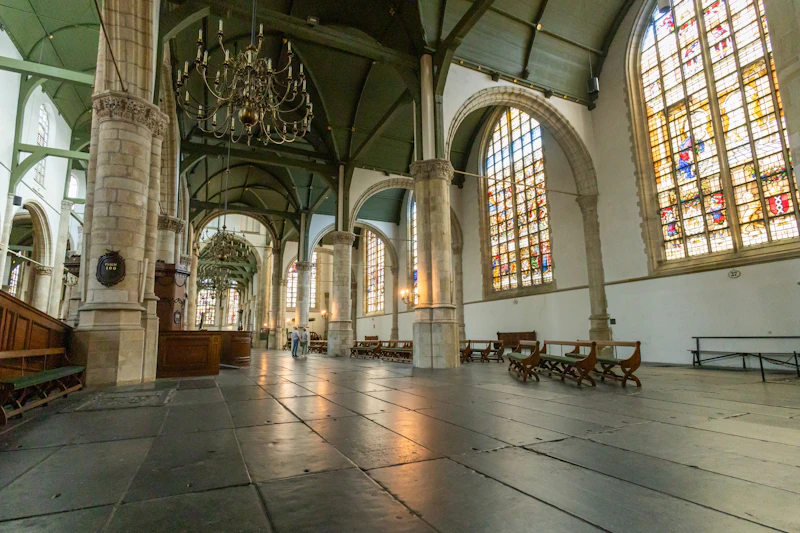 Bij binnenkomst heb je spectaculair zicht door de langste kerk van Nederland