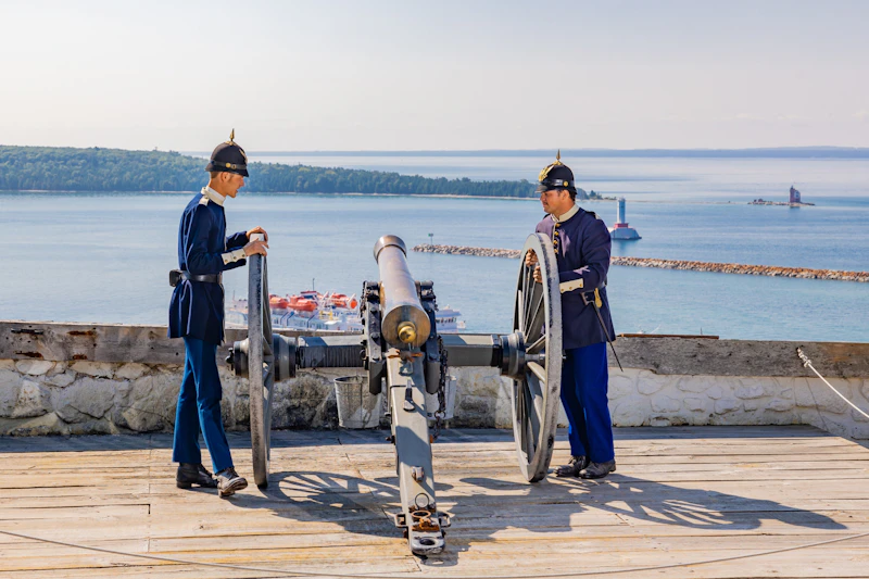 Interpretatorzy historyczni przygotowujący się do wystrzelenia kultowego działa Fort Mackinac.