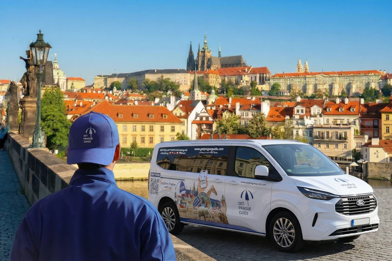 Osoba w niebieskim mundurze stoi obok furgonetki z logo „Get Prague Guide”, a w tle widoczny jest Zamek Praski.