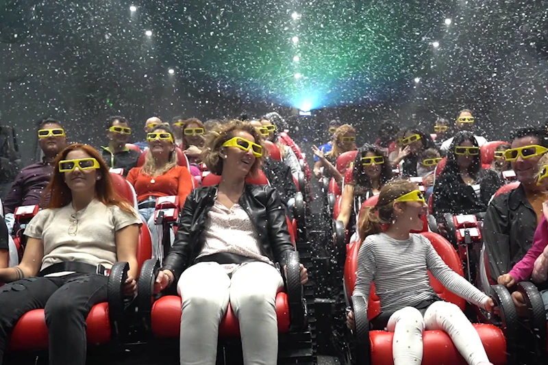 Osoby noszące okulary 3D doświadczają kina 4D z efektami takimi jak śnieg i ruchome siedzenia.