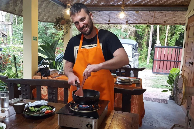 Wybierz się w kulinarną podróż do Koh Samui, odkrywając tętniące życiem smaki kuchni tajskiej.
