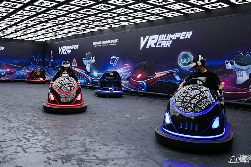 Osoby w goglach VR jadące podświetlanymi zderzakami w podcieniu o futurystycznym designie i jasnym wystroju.