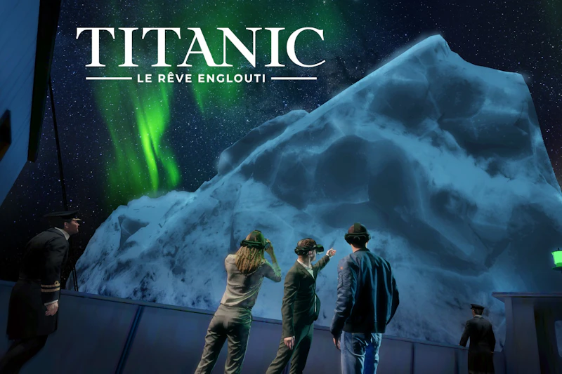 Trzy osoby noszące gogle VR obserwują symulowaną górę lodową pod zielonymi zorzą polarną, z tytułem „Titanic: Le Rêve Englouti”.