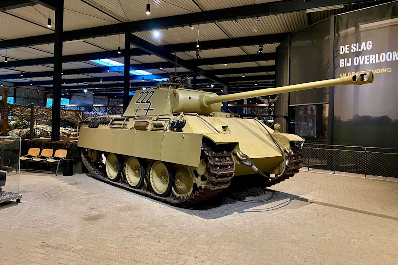 Kultowy czołg Panther (222) przy muzeum.