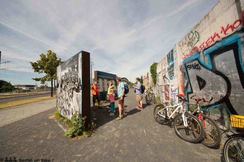 Punkt kontrolny na Bornhomler Straße / Platz des 9 listopad