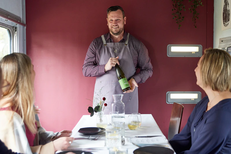Nasi pracownicy pierwszej klasy mają szeroką wiedzę na temat produktów, które serwujemy na pokładzie.
