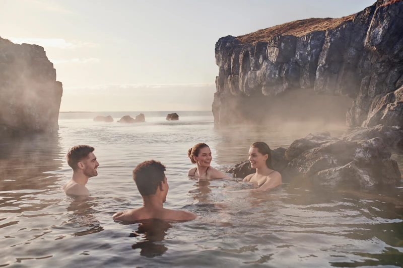 Grupa przyjaciół śmiejących się w Sky Lagoon