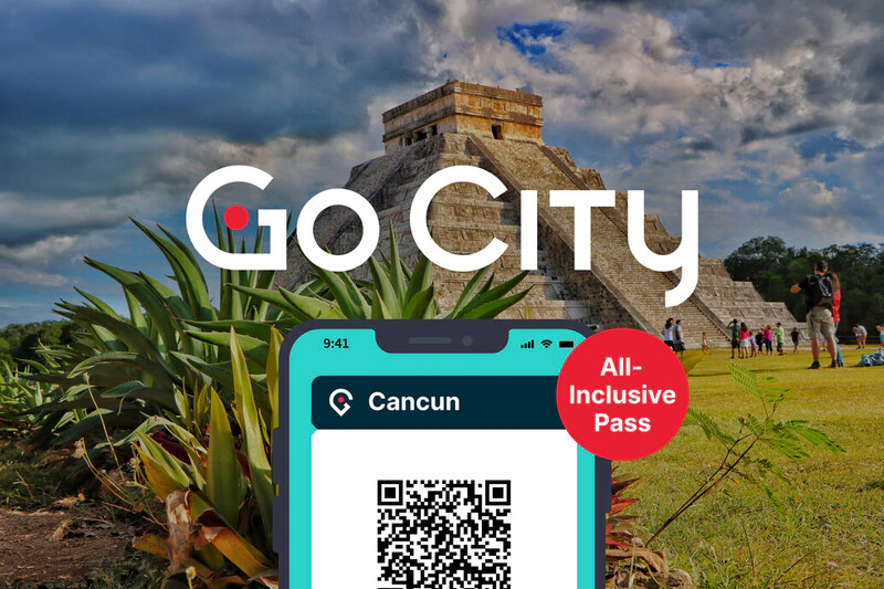 Tekst „Go City” nałożony na starożytną kamienną piramidę. Poniżej znajduje się smartfon z kodem QR oznaczonym „Cancun All-Inclusive Pass”.