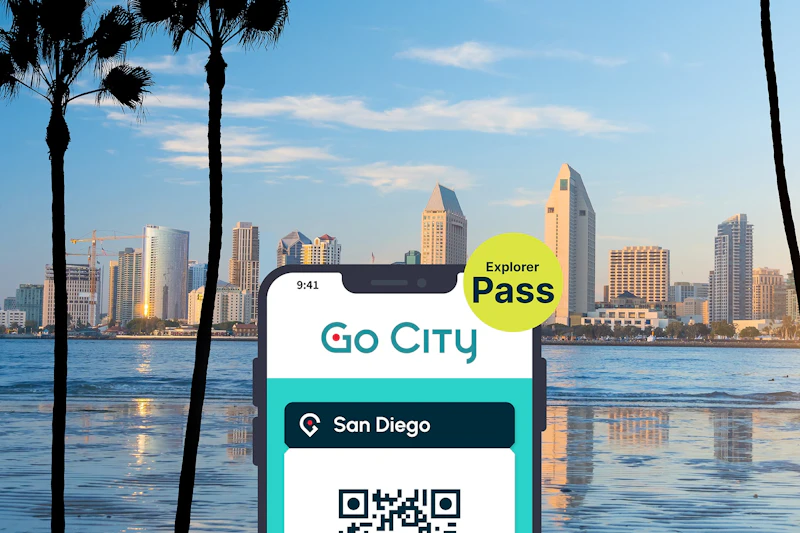 San Diego Explorer Pass by Go City na smartfonie z panoramą miasta i portem w tle