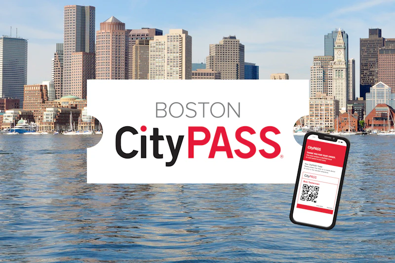 Panorama Bostonu z wysokimi budynkami, wodą na pierwszym planie, biletem „Boston CityPASS” i przepustką mobilną.