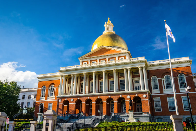 Massachusetts State House (1798), znany również jako „Centrum Układu Słonecznego”, znajduje się na szczycie Beacon Hill.