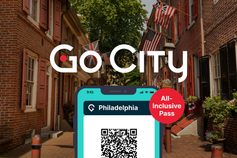 Reklama „Go City” z kodem QR All-Inclusive Pass Philadelphia na smartfonie. Tło przedstawia zabytkową ulicę z flagami.