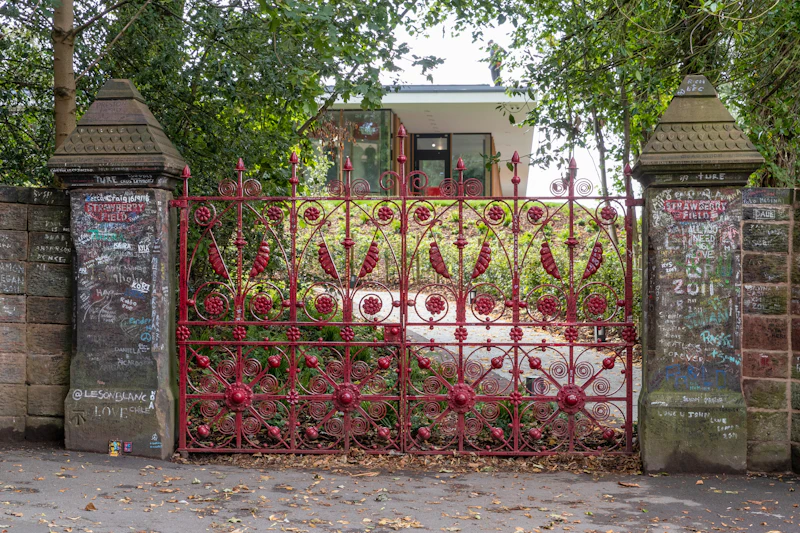 Strawberry Field, kultowe miejsce uwiecznione przez Johna Lennona w hicie The Beatles "Strawberry Fields Forever".