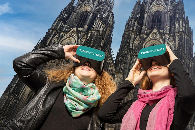 Goście podczas zwiedzania VR